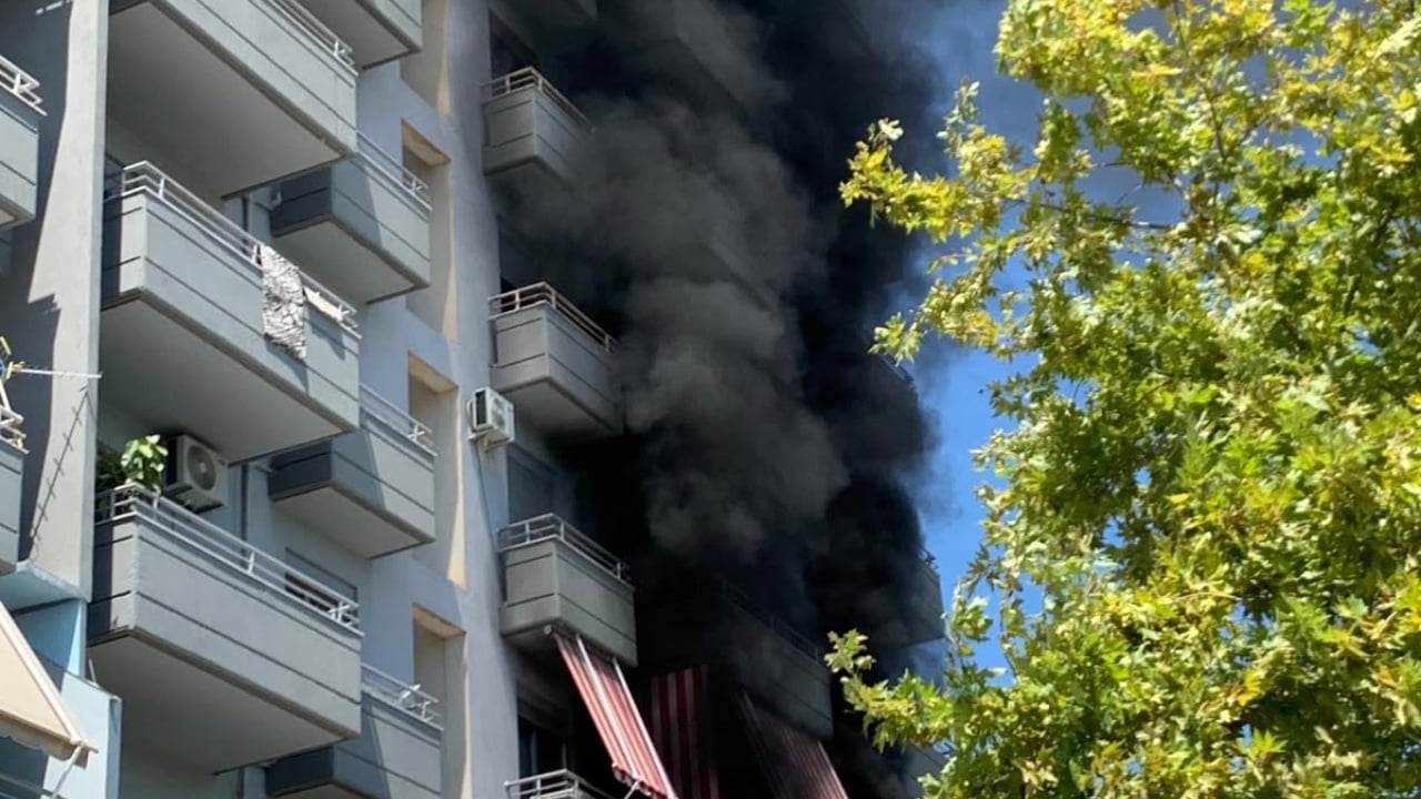Zjarr në një pallat në Vlorë, përfshihet një apartament në katin e tretë