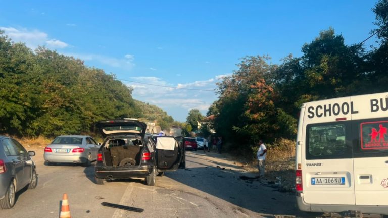 Aksident i trefishtë në Elbasan-Cërrik, pesë të plagosur dërgohen me urgjencë në spital
