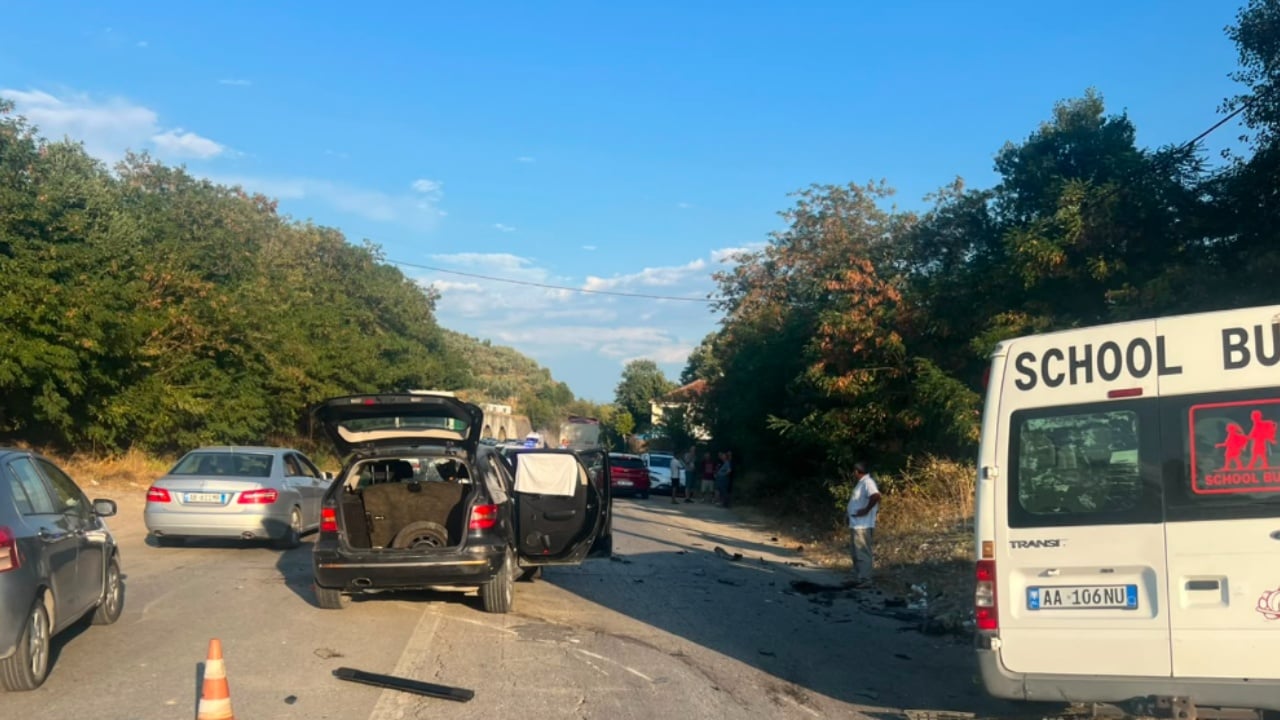 Aksident i trefishtë në Elbasan-Cërrik, pesë të plagosur dërgohen me urgjencë në spital