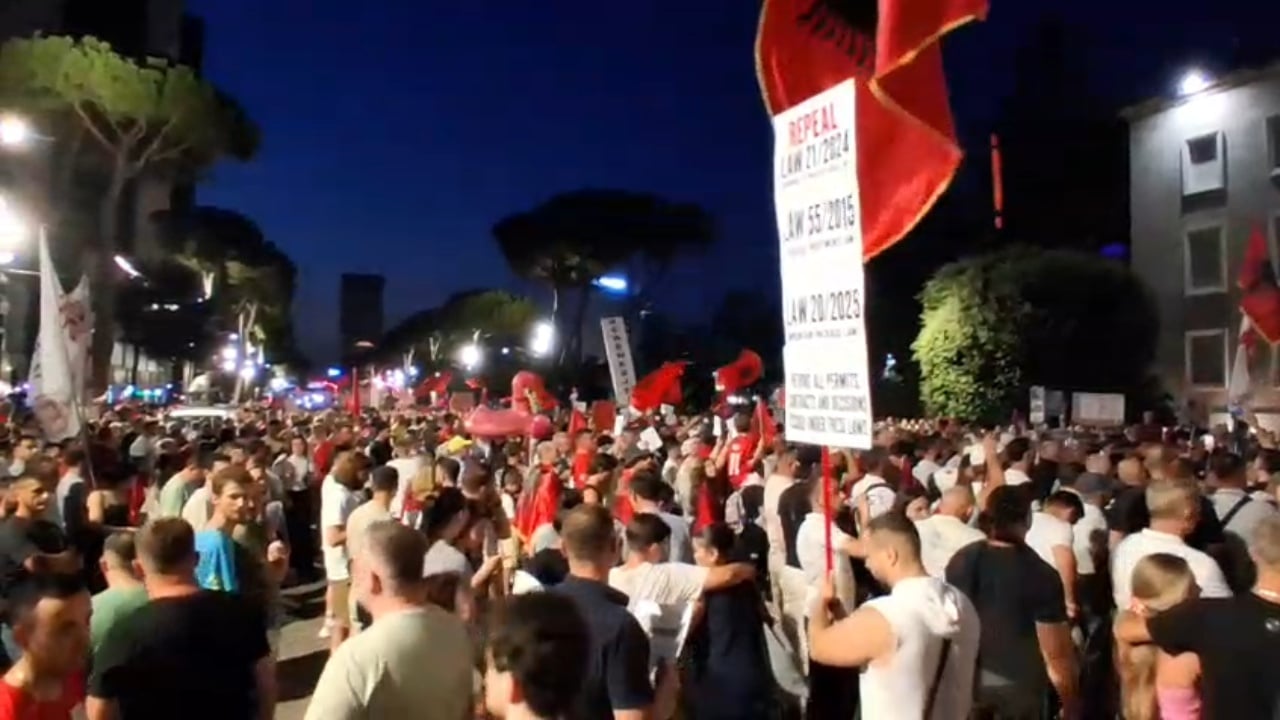 Protesta e 65-të para Kryeministrisë, një tubues humb ndjenjat gjatë marshimit