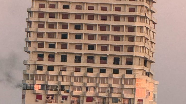 Zjarr në Golem, 6 persona në spital pas tymit në një kompleks turistik te Shkëmbi i Kavajës