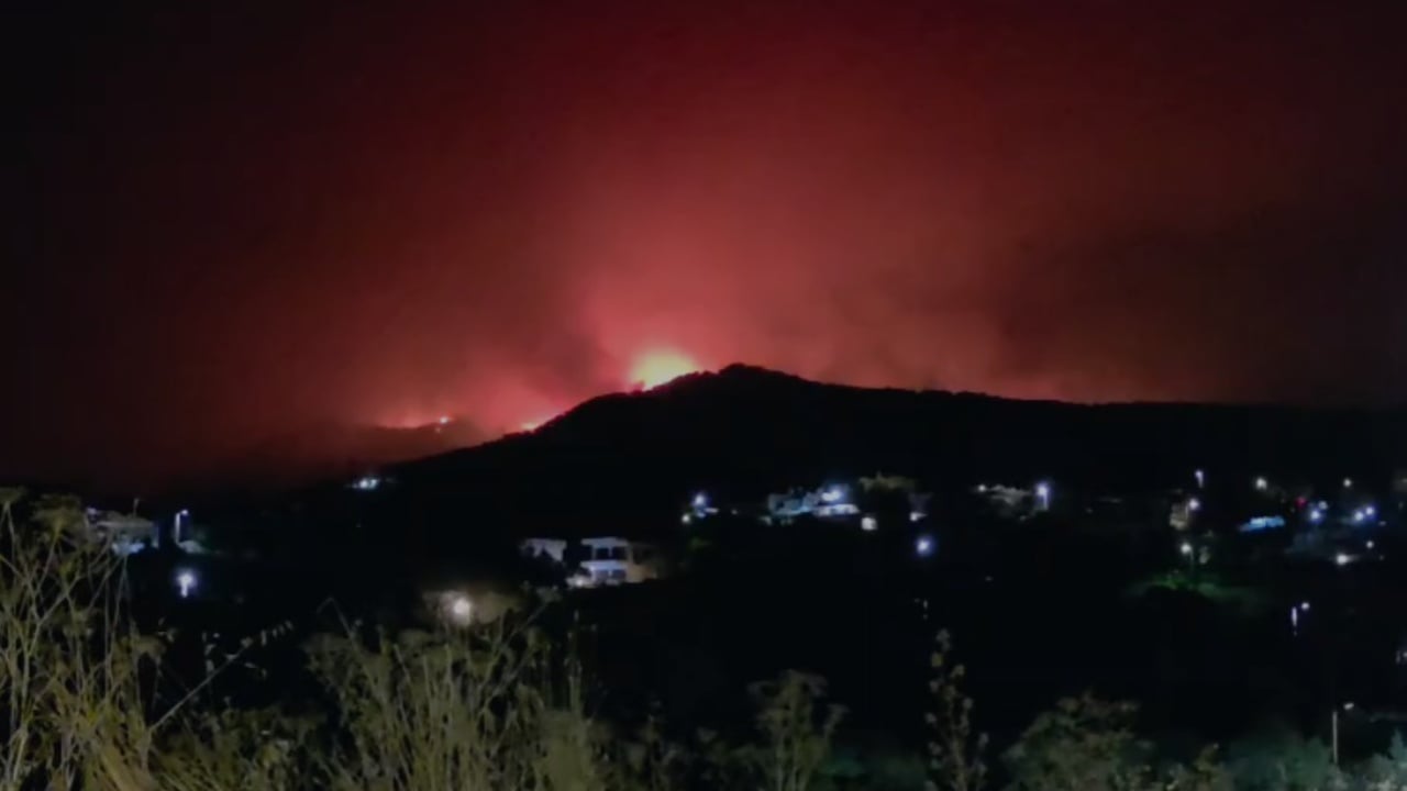 Zjarret në Greqi mbajnë nën kërcënim dy zona, rifillojnë ndërhyrjet nga ajri