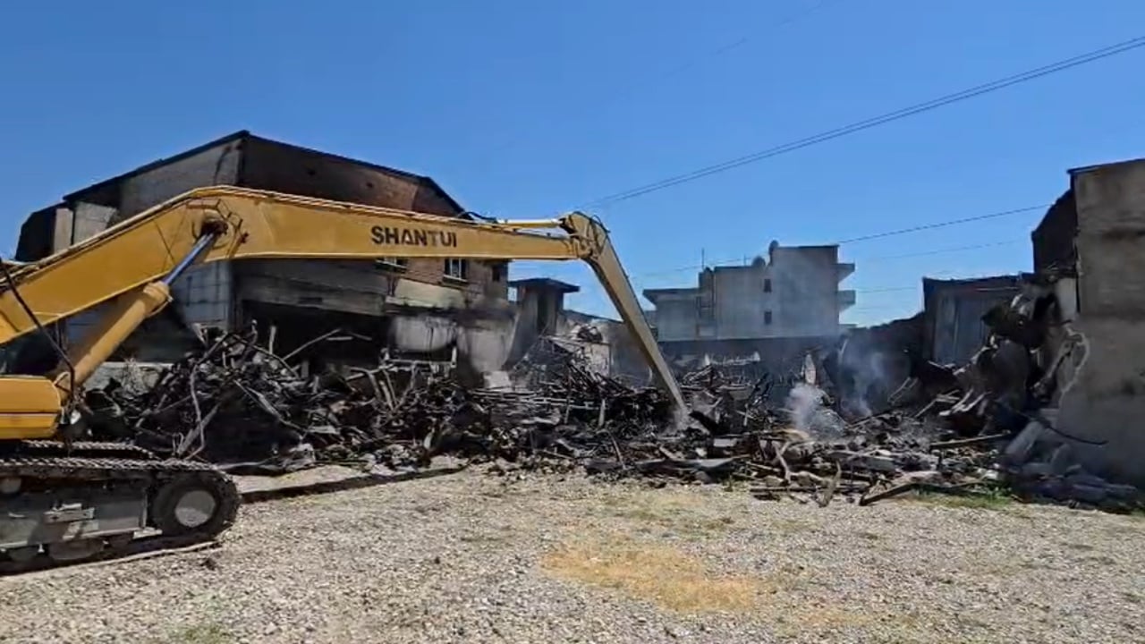 Zjarri në Shkozet rikthen alarmin: tymi toksik vijon, banorët largojnë fëmijët
