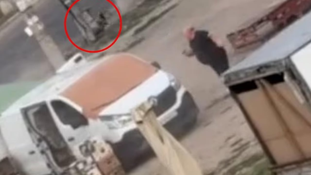 Droni e ndoqi rreth furgonit në tregun e Khersonit, Ukraina akuzon Rusinë për sulm ndaj civilit