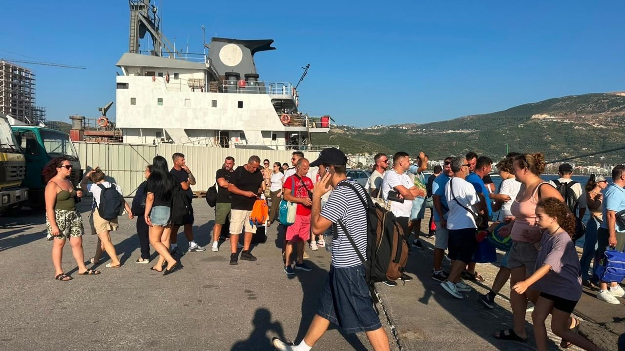 Porti i Vlorës në pikun e verës: 1.100 pasagjerë dhe 350 automjete nga Brindisi