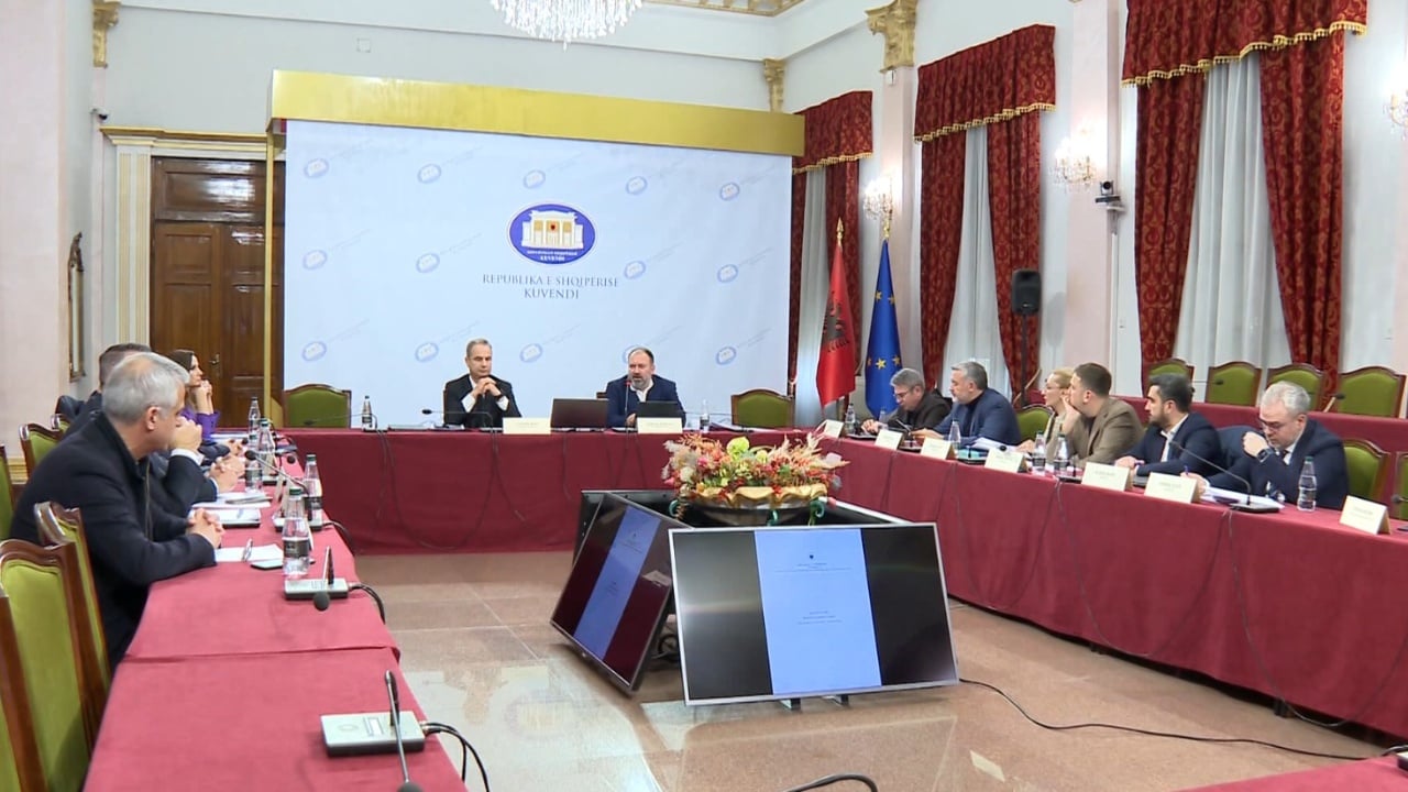 PS çon në bashki draftin për hartën e re territoriale, mes protestash dhe afatit 60-ditor