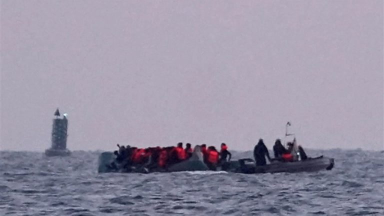 Zjarri në varkë në Kanalin Anglez, shpëtohen 157 emigrantë në tentativë kalimi