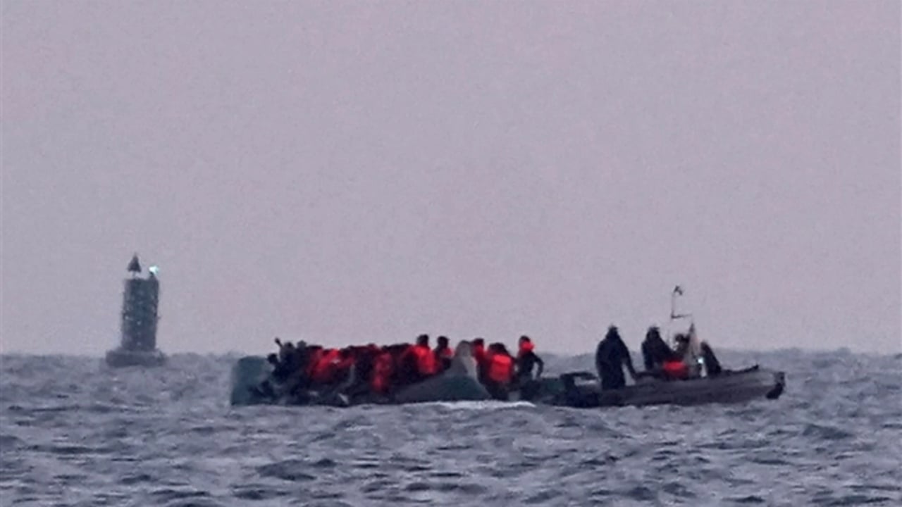 Zjarri në varkë në Kanalin Anglez, shpëtohen 157 emigrantë në tentativë kalimi