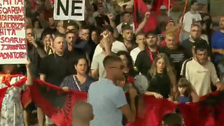 Dita e 67 e protestës në Tiranë, marshim para Kryeministrisë dhe thirrje për qeveri teknike