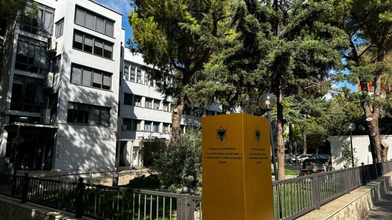 I kërkuar nga Zvicra për tentativë vrasjeje, Gjykata e Tiranës mban në burg shtetasin turk