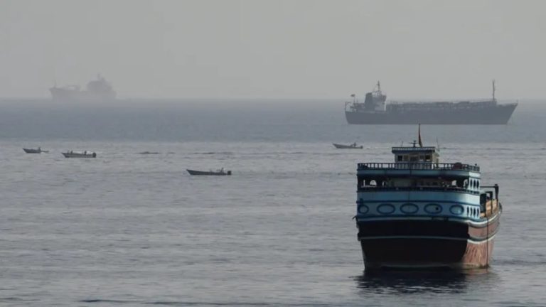 Irani dhe Omani drejt marrëveshjes për Hormuzin, por kalimi mbetet nën pasiguri