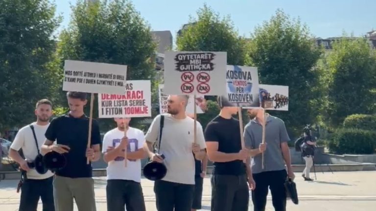 Protestë para Kuvendit të Kosovës kundër ligjit për shtetësinë në nisje të seancës