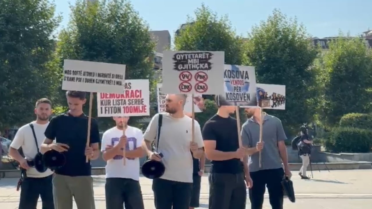 Protestë para Kuvendit të Kosovës kundër ligjit për shtetësinë në nisje të seancës