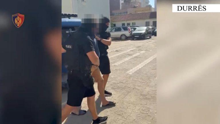 Sokol Hoxha u kthye nga SHBA si i deportuar, jo i ekstraduar: çfarë pritet në Shqipëri