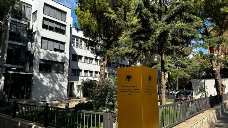 32-vjeçarja turke del në Gjykatën Penale në Tiranë, arrestim për ekstradim pas kërkesës së Ankarasë