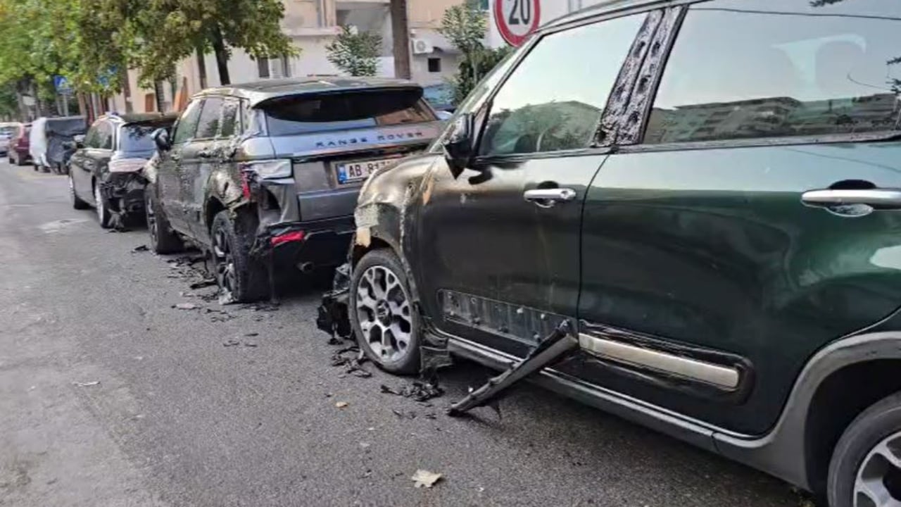 Durrës, digjen 10 kazanë mbetjesh dhe dëmtohen 3 makina; dyshohet zjarrvënie