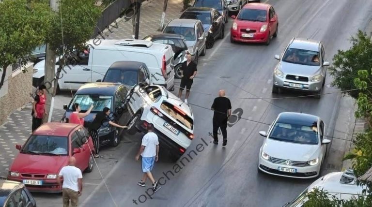 Aksident i trefishtë në Sarandë, turisti humb kontrollin dhe përplas dy makina të parkuara