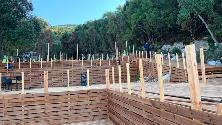 Aksion i IKMT në Karaburun, shembet një lokal pa leje në Shën Jan dhe ndalohet një person