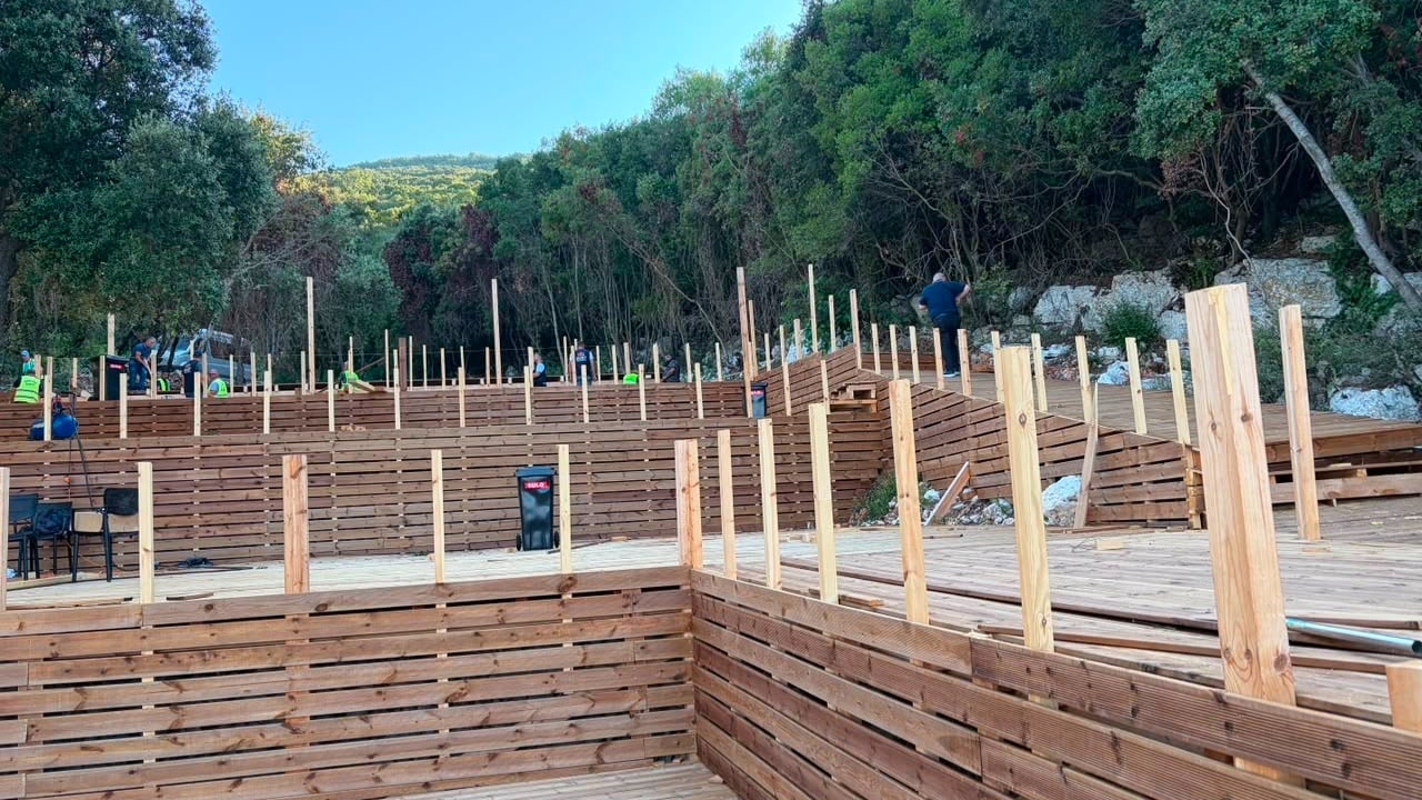 Aksion i IKMT në Karaburun, shembet një lokal pa leje në Shën Jan dhe ndalohet një person