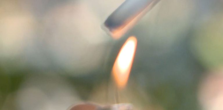 Kanabisi po zë vendin e cigares te adoleshentët, alarm për pasojat në shëndetin mendor