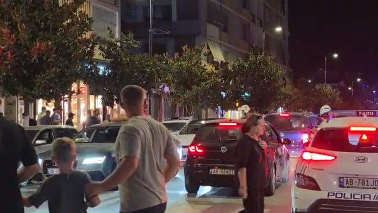 Konflikt në qendër të Fierit, policia bllokon automjetin dhe shoqëron personat e përfshirë
