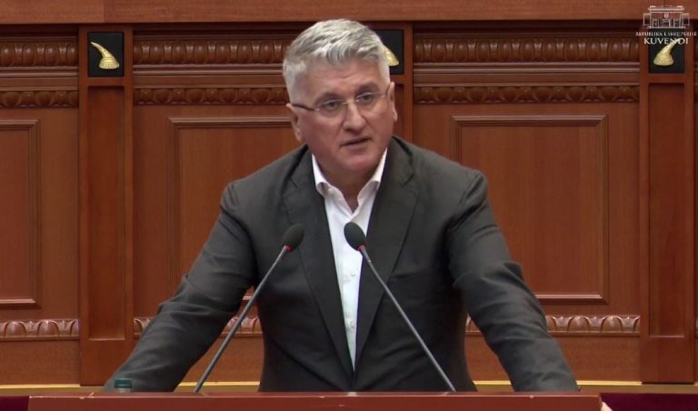 Gjekmarkaj me satirë për lëvizjet në politikë: sulmon qeverinë, thumbon edhe opozitën