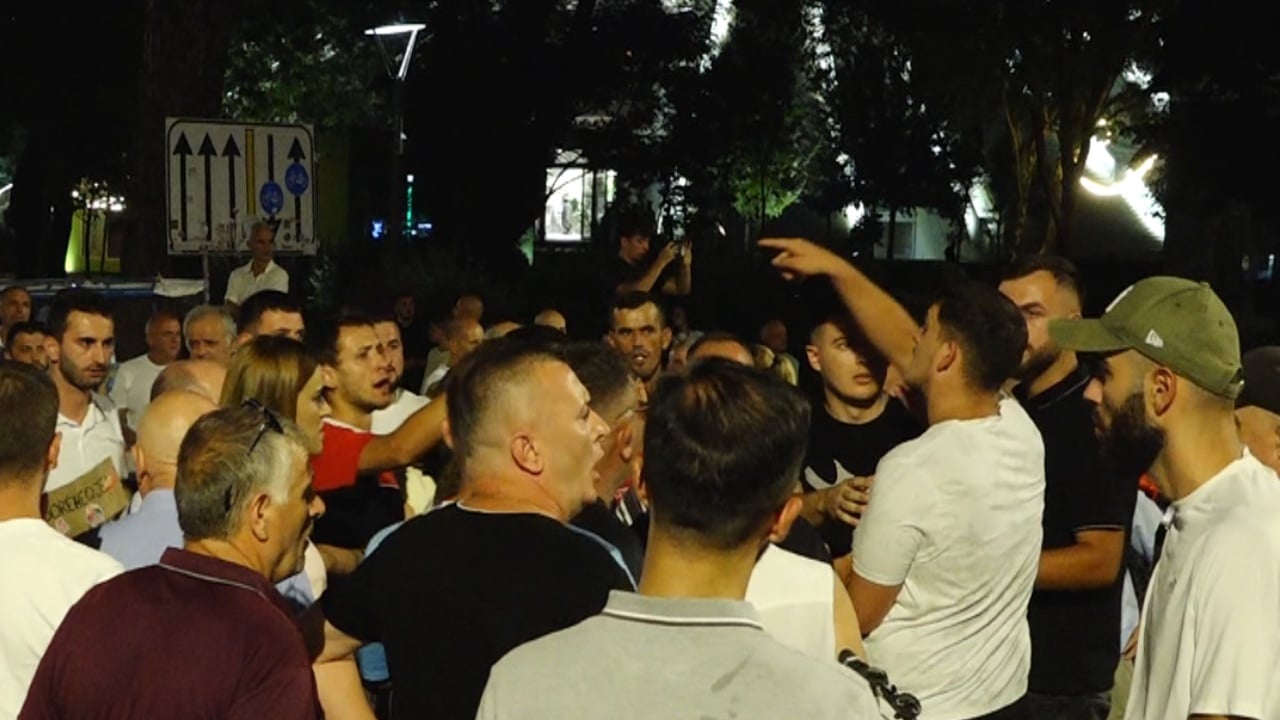 Përplasje fizike në protestën e ditës së 74-t para Kryeministrisë në Tiranë