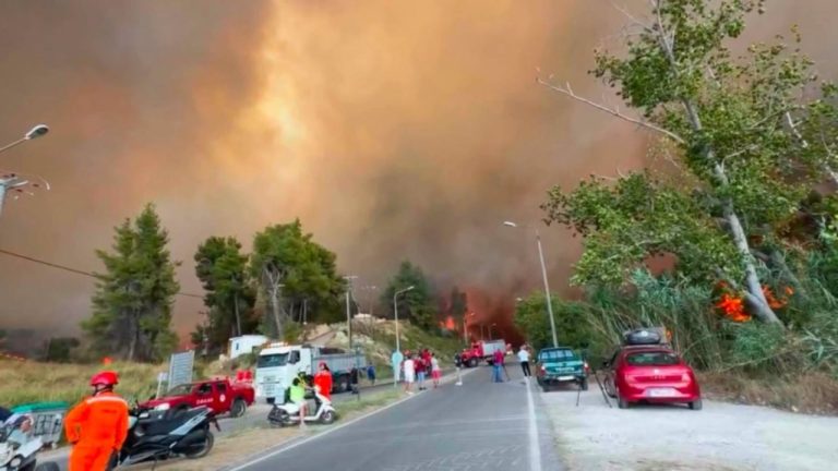 Zjarr i madh në Halkidiki, evakuohen me urgjencë banorë e mijëra pushues