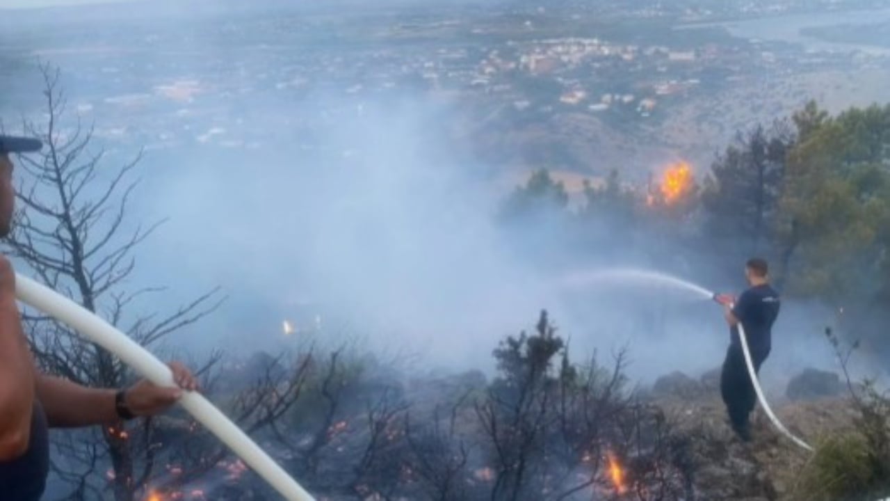 Zjarret në Shkodër, nën kontroll disa vatra; në Vaun e Dejës mbetet ende një front aktiv