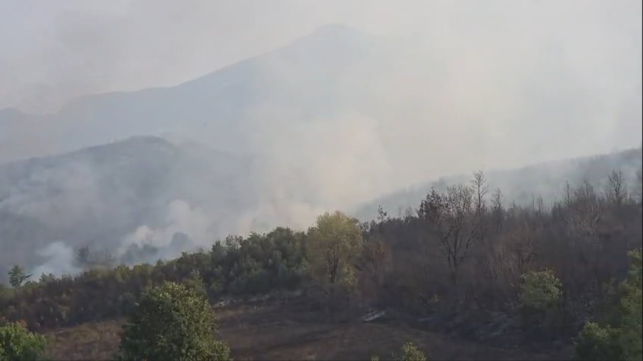 Zjarri në Priskë të Madhe del jashtë kontrollit, digjet një shtëpi dhe evakuohen familje
