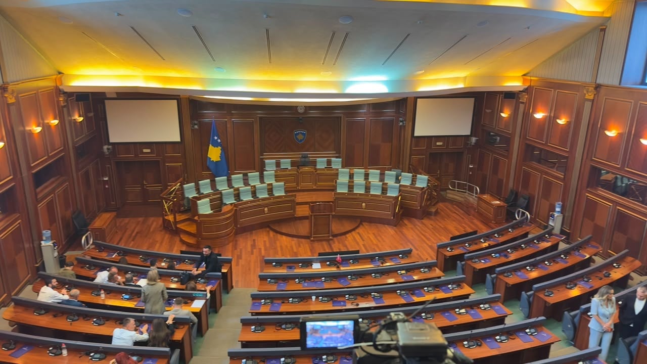 Kuvendi i Kosovës në bllokim: PDK dhe Aleanca kërkojnë vazhdimin e seancës konstituive