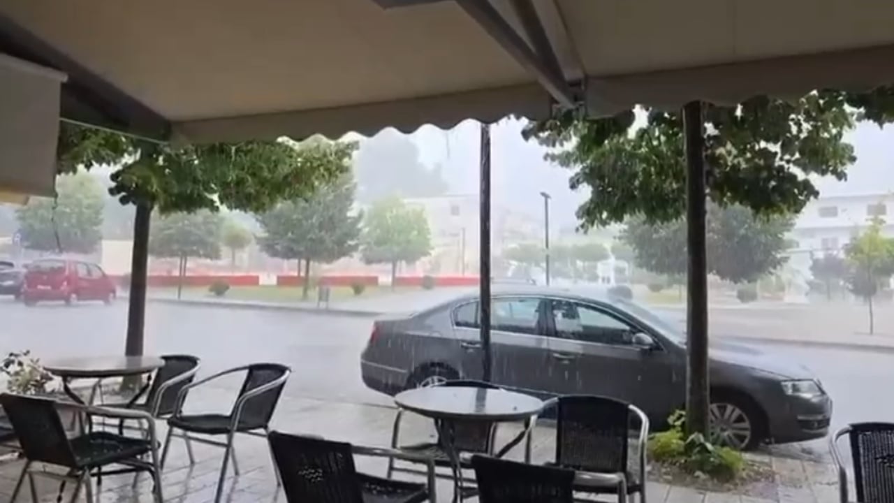 Moti i keq godet jugun: reshje të dendura, breshër i pazakontë në Sarandë dhe Delvinë