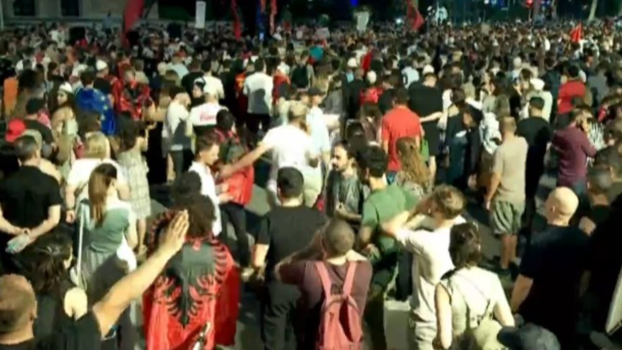 Protesta e 75-të në Tiranë: peticion për ambasadat, akuza ndaj policisë dhe thirrje për dorëheqje