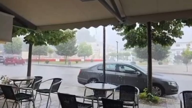 Saranda nën ujë pas pak minutash shi, bllokohet bulevardi kryesor i qytetit