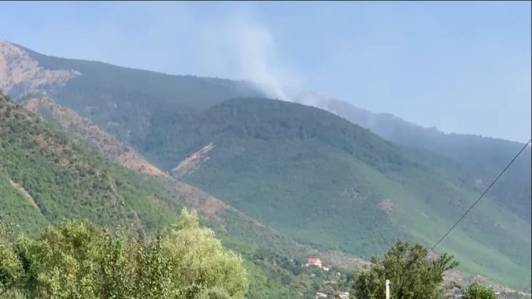 Zjarr i madh në Bulqizë, flakët përfshijnë disa fshatra dhe kërkohet ndërhyrje nga ajri