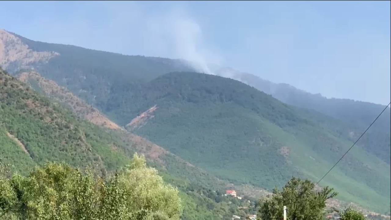 Zjarr i madh në Bulqizë, flakët përfshijnë disa fshatra dhe kërkohet ndërhyrje nga ajri
