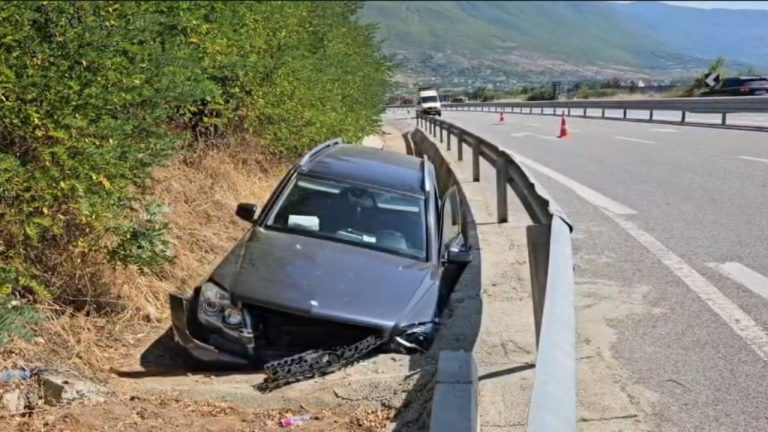 Aksident në Rrugën e Kombit pranë Kukësit, makina del nga rruga dhe përfundon në kanal