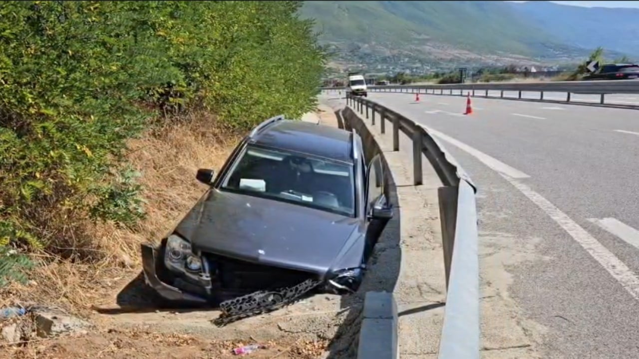 Aksident në Rrugën e Kombit pranë Kukësit, makina del nga rruga dhe përfundon në kanal