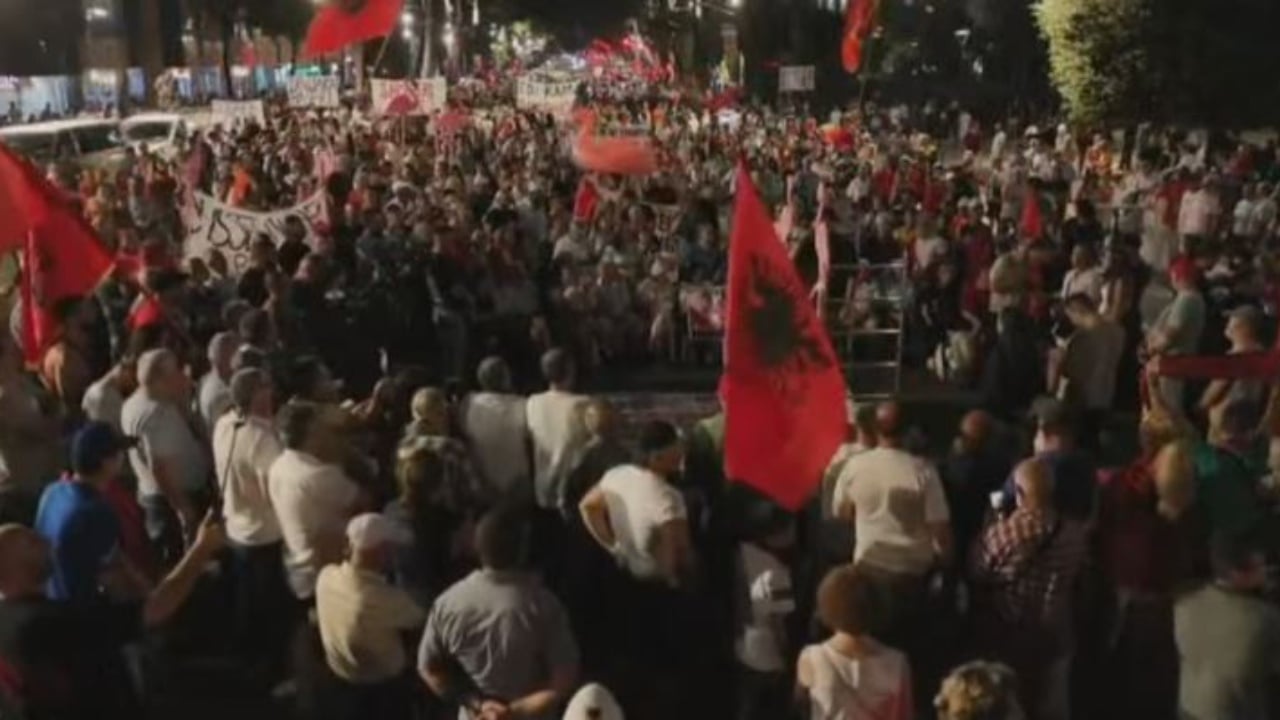 Dita e 77 e protestës në Tiranë, tubuesit para Kryeministrisë kërkojnë largimin e qeverisë