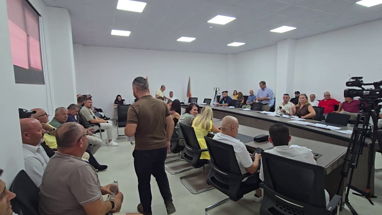 Divjakë dhe Selenicë dalin kundër hartës me 46 bashki, kërkojnë bllokimin në Kuvend