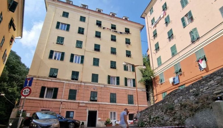 Itali, 26-vjeçari plagos me thikë motrën dhe vdes pasi bie nga dritarja e katit të pestë