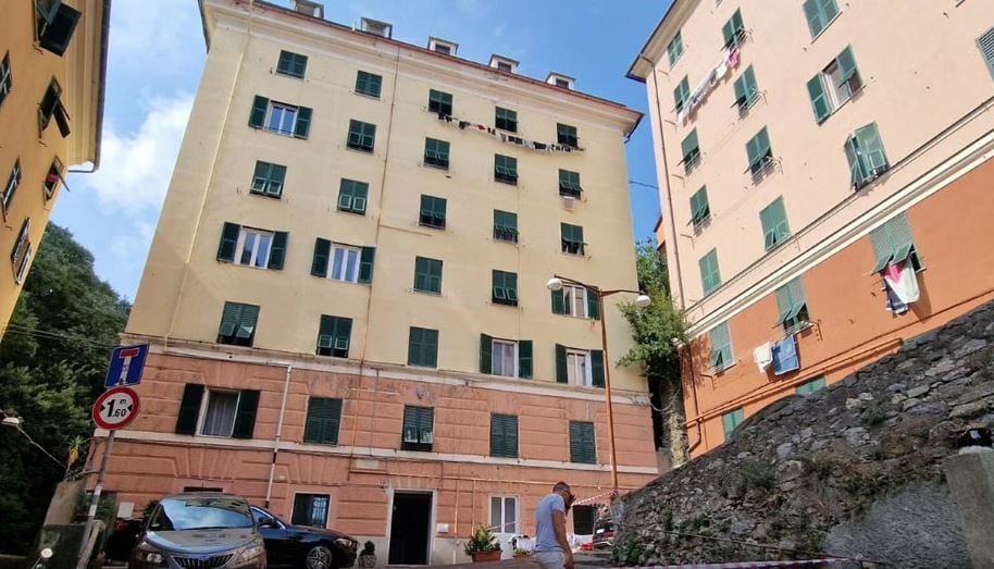 Itali, 26-vjeçari plagos me thikë motrën dhe vdes pasi bie nga dritarja e katit të pestë