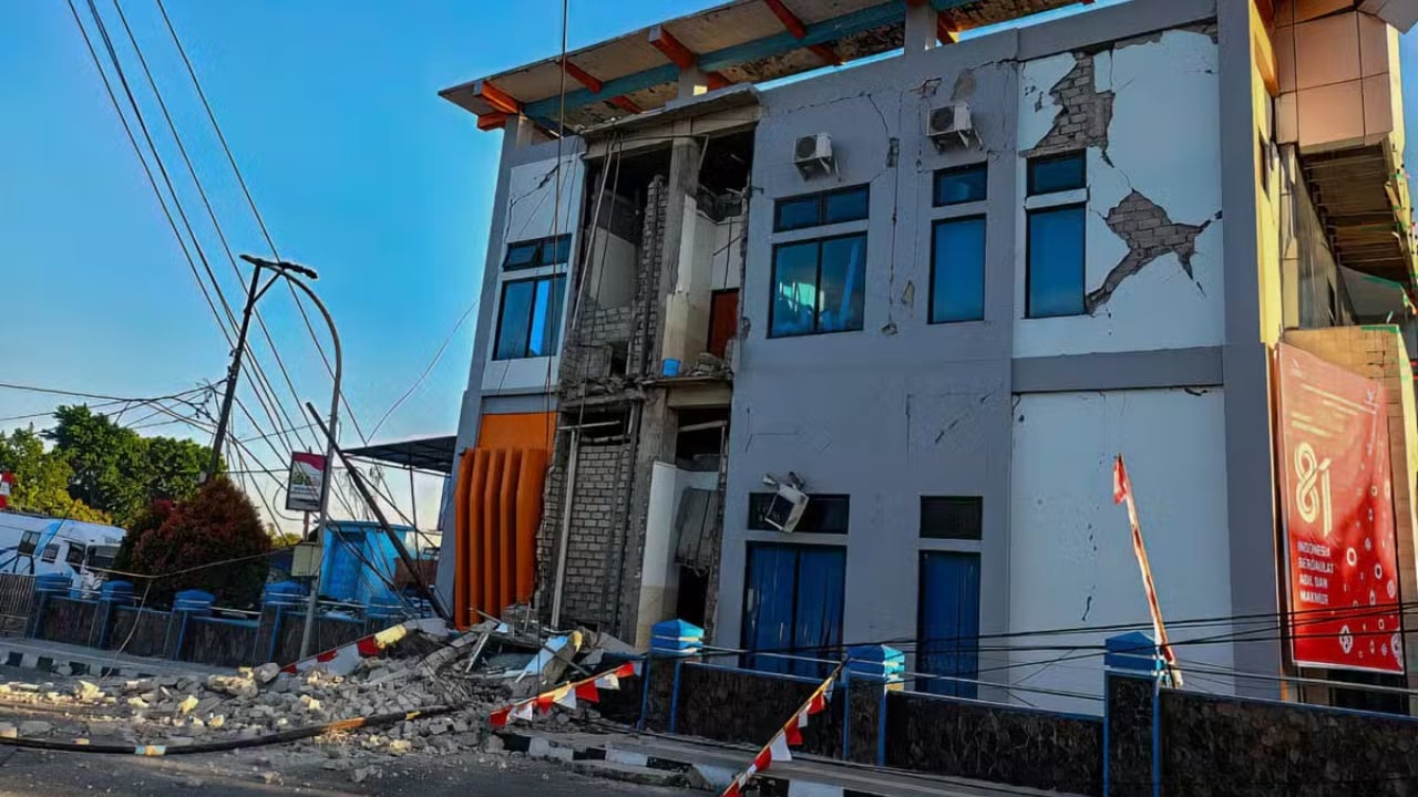 Tërmeti 7.7 në Indonezi lë të paktën 40 viktima, shembje dhe alarm për cunami