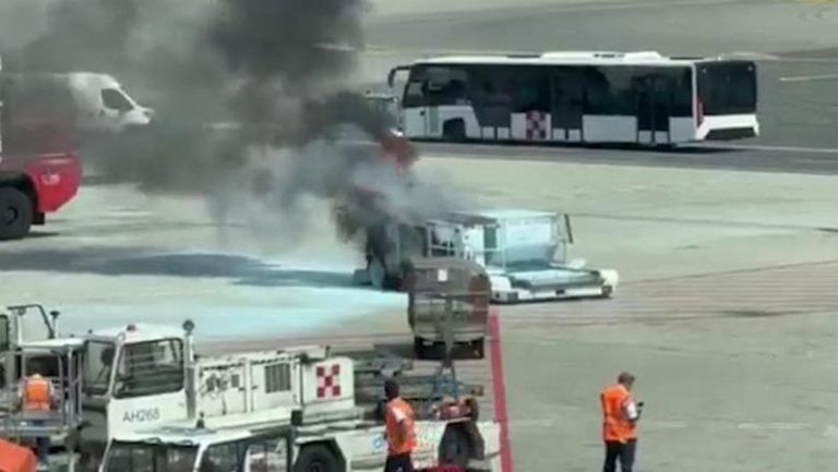 Alarm në aeroportin Malpensa të Milanos, digjet karroca me bagazhe pranë avionit