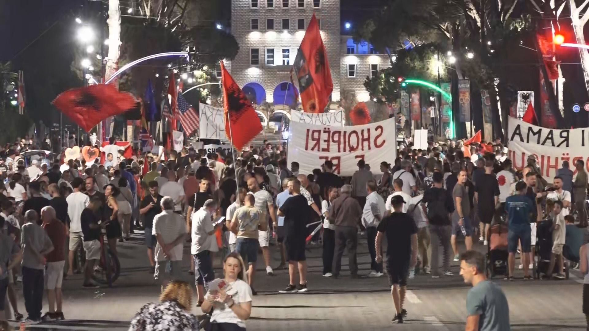 Protesta e 78-të në Tiranë, marshim drejt Kryeministrisë me thirrje për largimin e qeverisë
