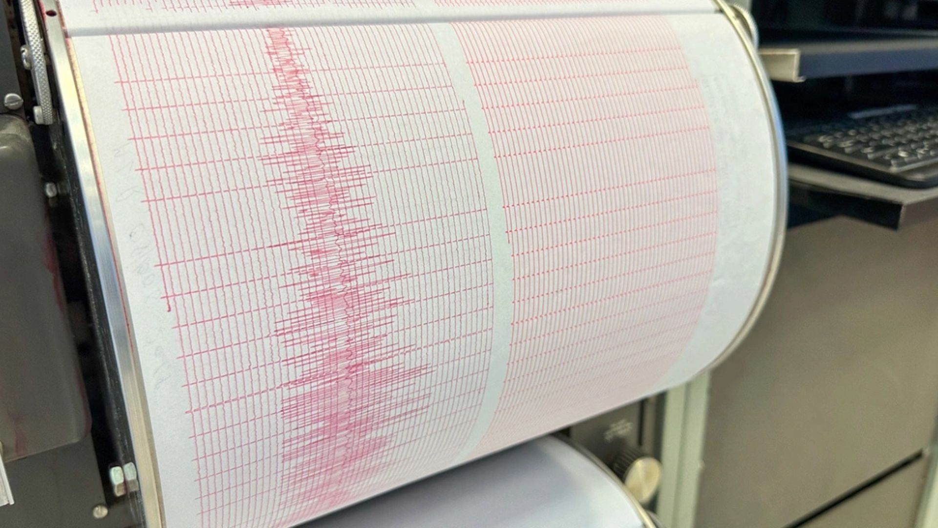 Tjetër tërmet i fortë në Indonezi pas goditjes 7.7 ballë, USGS raporton magnitudë 6.9
