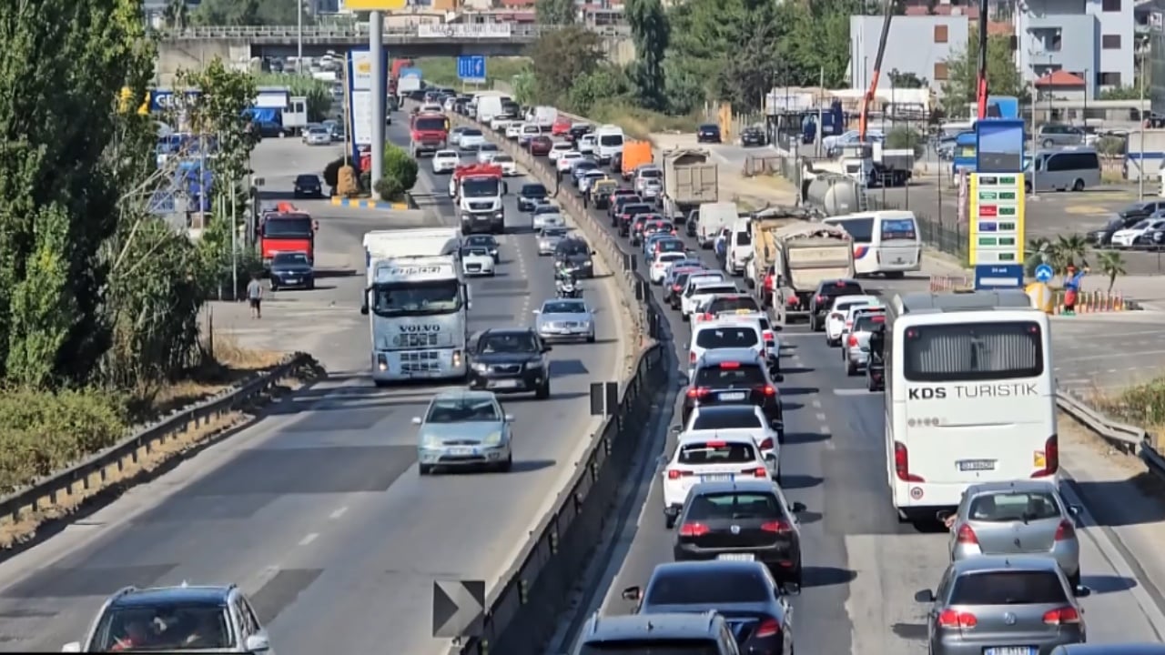 Trafik i rënduar në Durrës, forca shtesë nga Tirana: policia nën presion në kulmin e sezonit