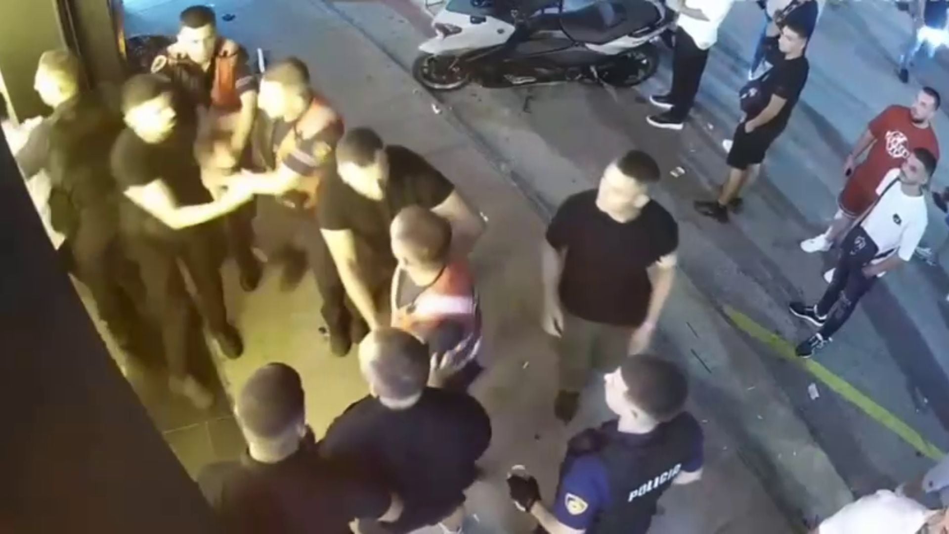Video nga Saranda: dhunohet shefi i Krimeve, ndërhyjnë “Shqiponjat” në mes të konfliktit