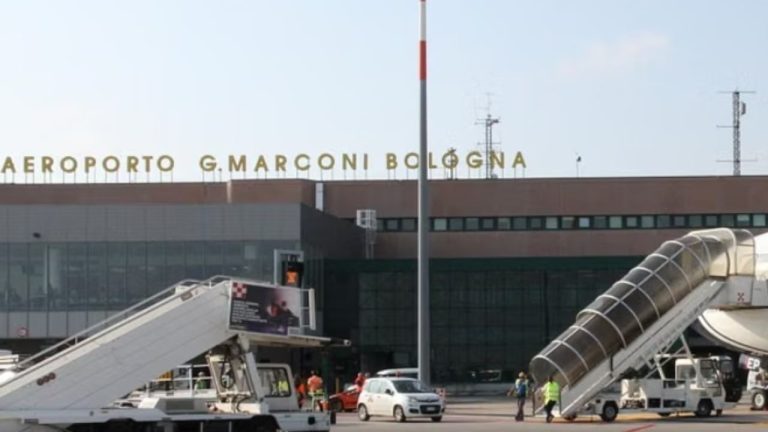 Shqiptari humb jetën në aeroportin e Bolonjës pas uljes së avionit nga Tirana