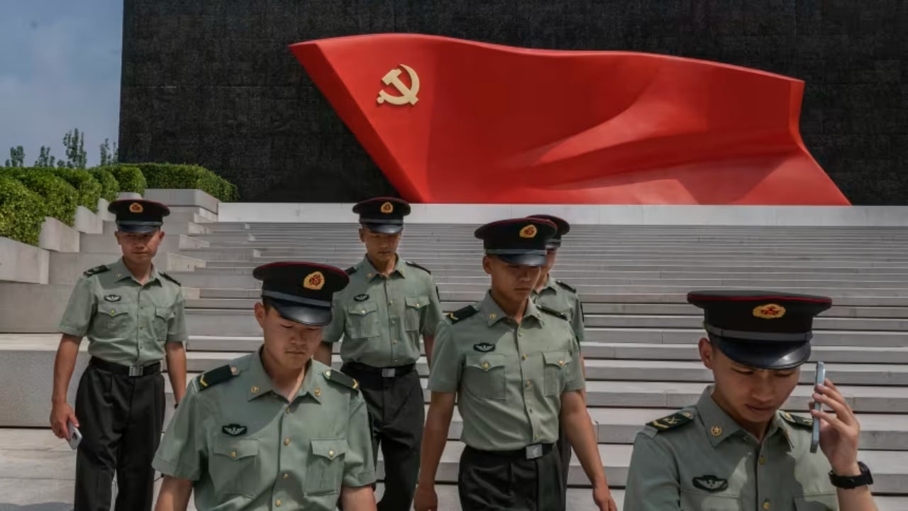 Xi Jinping rikthen Tiananmenin në qendër: lavdëron shtypjen dhe kërkon “shpirt luftarak”